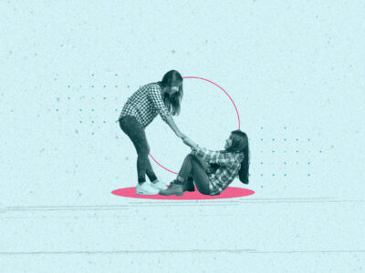 Imagem ilustrativa de crédito financeiro, com uma mulher que ajuda outra a se levantar
